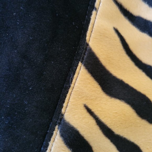 NWT Tiger Print Velvety throw blanket with realistic "fur" pattern - Picture 3 of 7